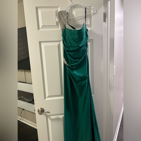 PS23389 EMERALD portia and Scarlett gown - Picture 4 of 11